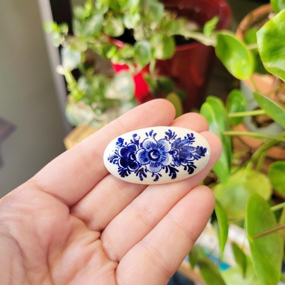 Vintage Dainty Holland Dutch Navy Blue Painted Floral Lapel Brooch Pin - Picture 3 of 6